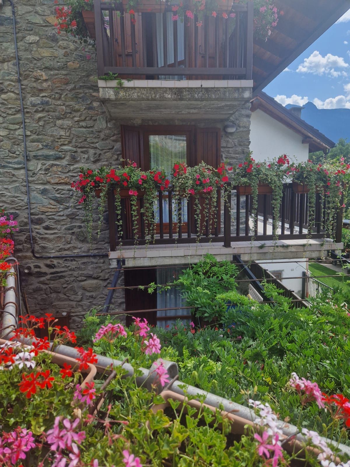 The Old Barn by Roby, antico fienile in pietra e legno recuperato nel borgo di Moron sopra Saint-Vincent.