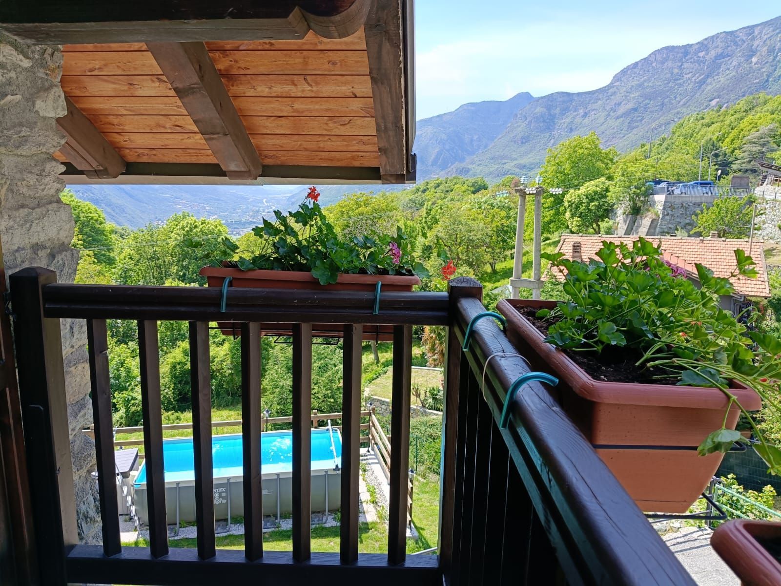 Panorama sulle montagne e sui boschi della Valle d'Aosta dal balcone di The Old Barn by Roby a Moron, Frazione di Saint Vincet
