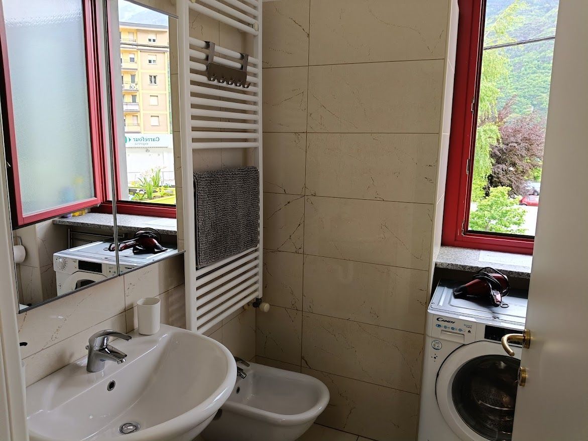 Salle de bain avec vue relaxante sur les montagnes