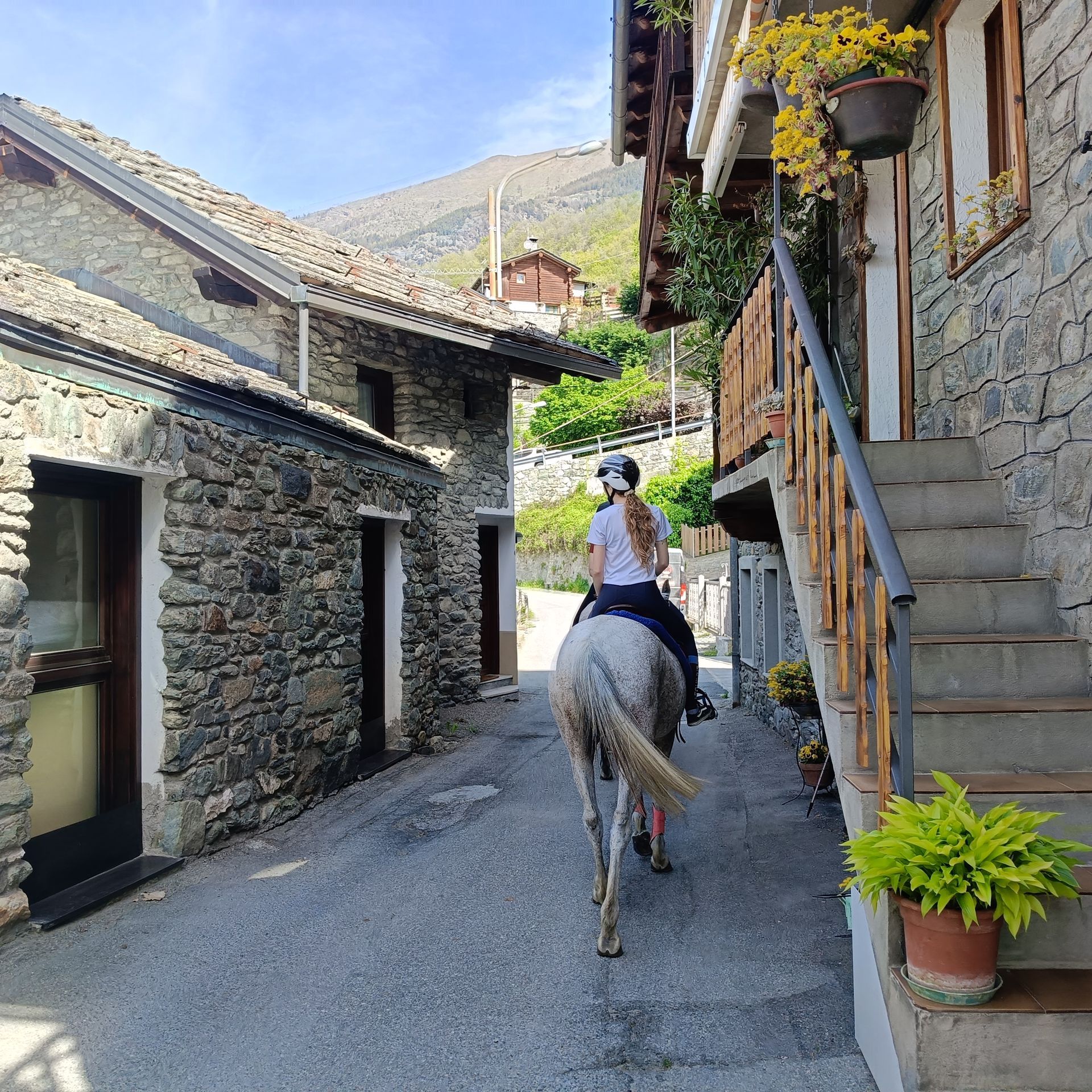 Balade à cheval dans le village de Moron, Saint-Vincent, Vallée d’Aoste