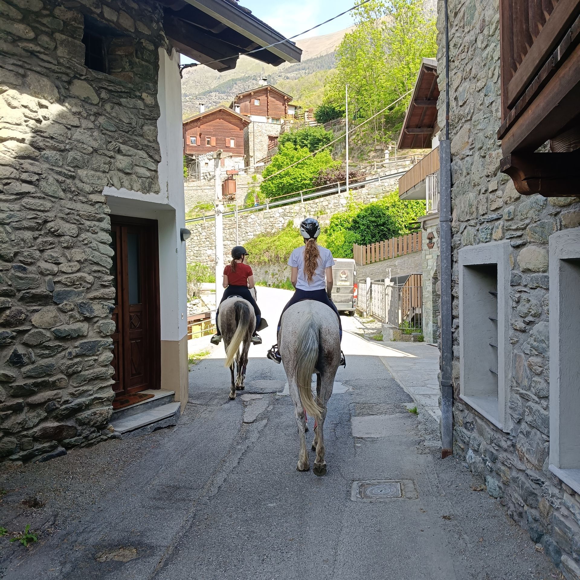 Passeggiata a cavallo tra le case in pietra del borgo di Moron, lungo la strada panoramica che conduce al Col de Joux.