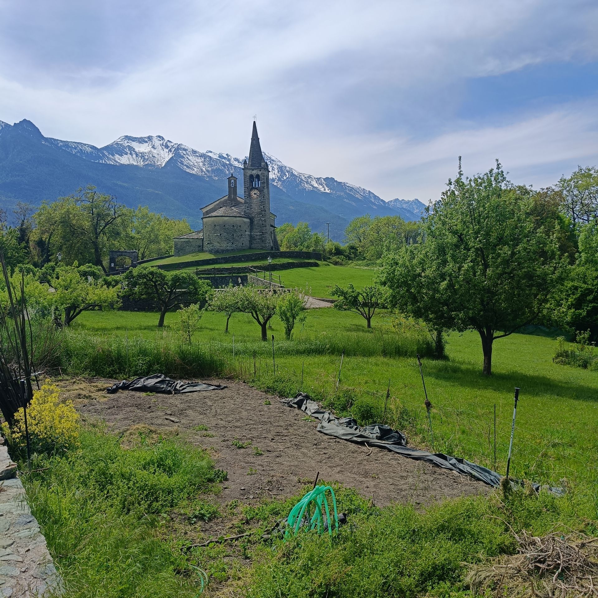 La Chiesetta di San Maurizio nel borgo di Moron, antico villaggio panoramico sopra Saint-Vincent in Valle d'Aosta.