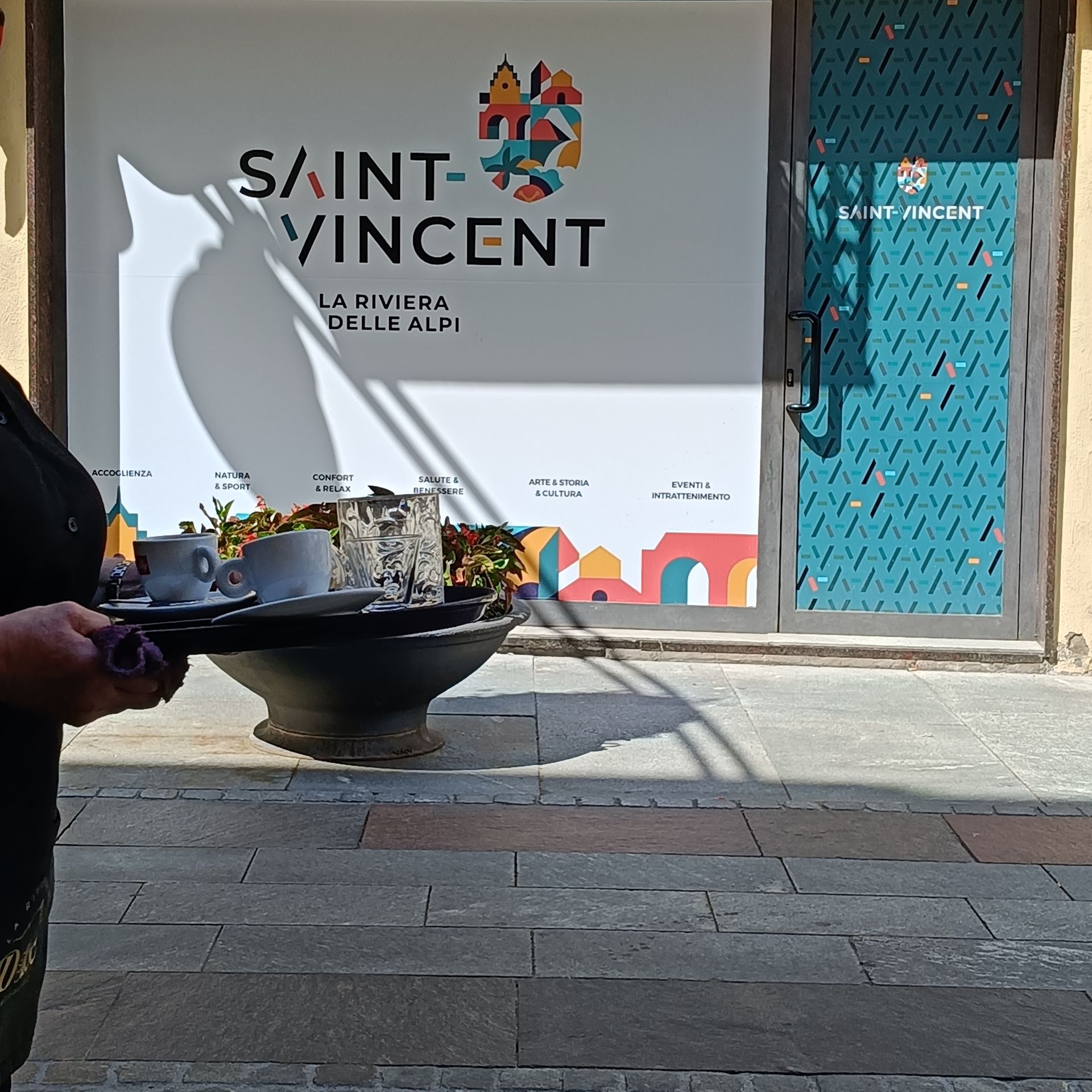 Logo Saint-Vincent Riviera delle Alpi sulla vetrofania dell'Ufficio del Turismo