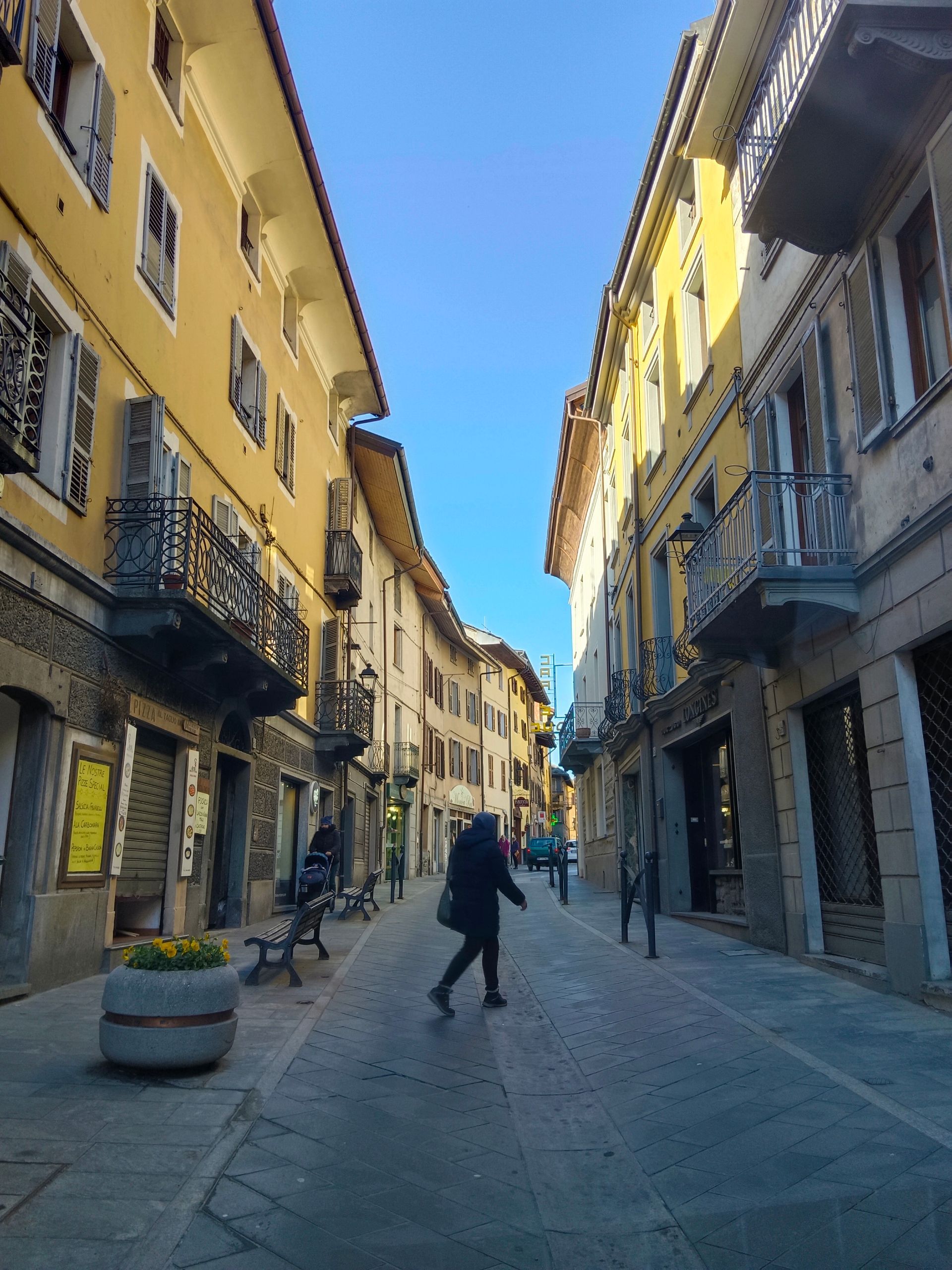 Via Chanoux, la strada principale del centro storico di Châtillon, tra edifici in pietra, negozi e atmosfera di borgo alpino
