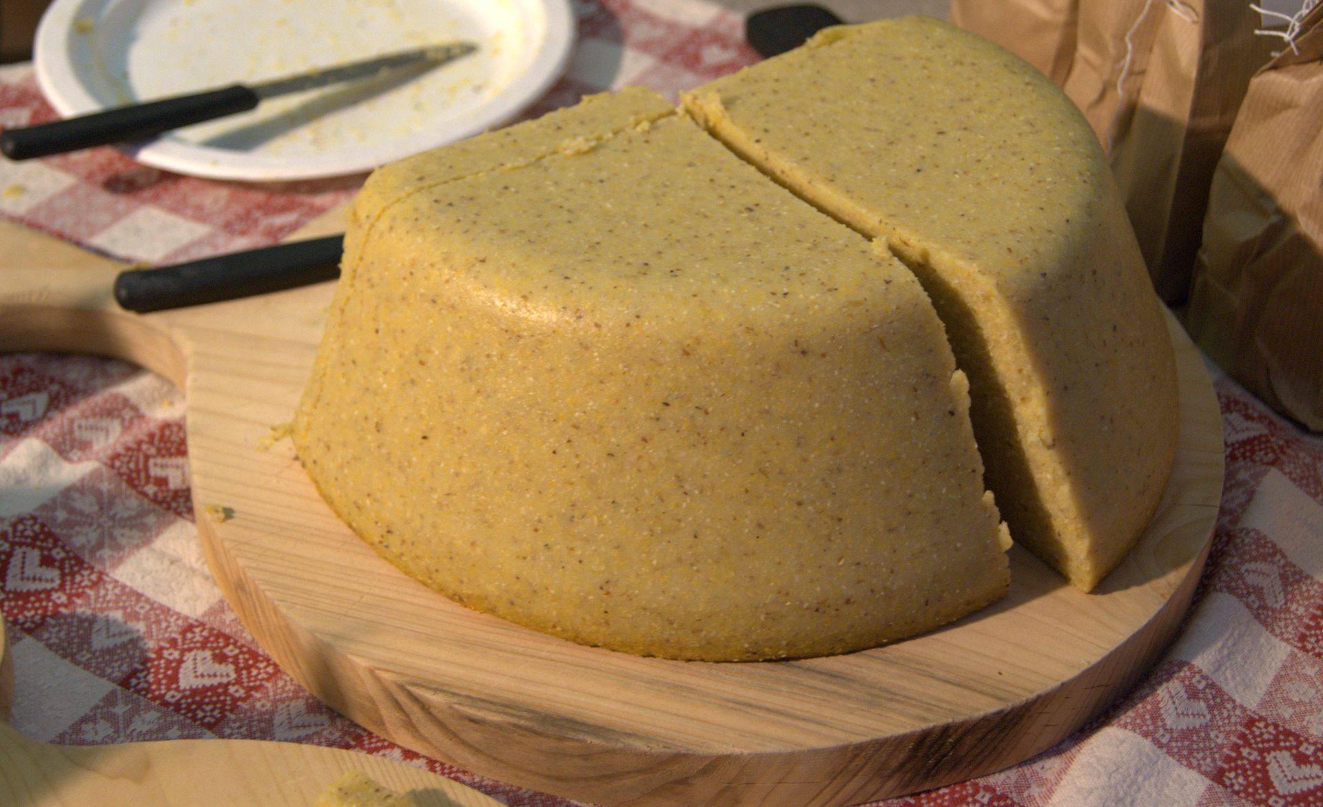 Polenta tradizionale valdostana servita durante una festa di Carnevale a Châtillon.