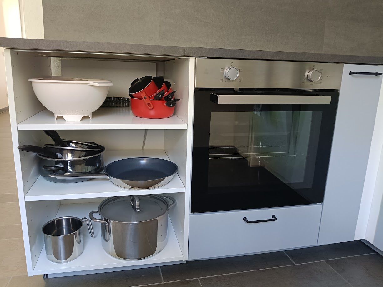 Four, plaques à induction et ustensiles de cuisine dans tous les appartements