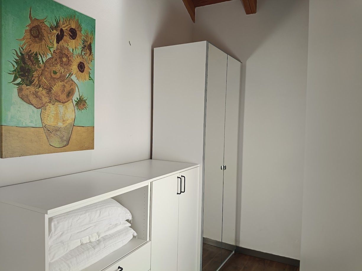 Grande armoire dans la chambre double, parfaite pour les longs séjours