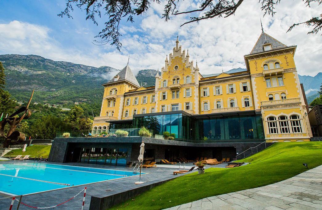 Facciata esterna del Grand Hôtel Billia di Saint-Vincent, elegante edificio liberty ai piedi delle Alpi valdostane.