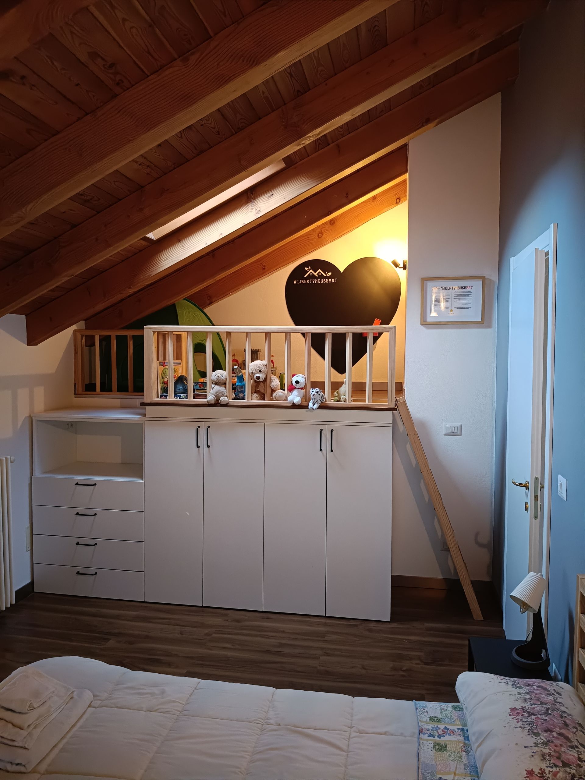 Comfortable twin room at Liberty House Alps family apartment in Châtillon