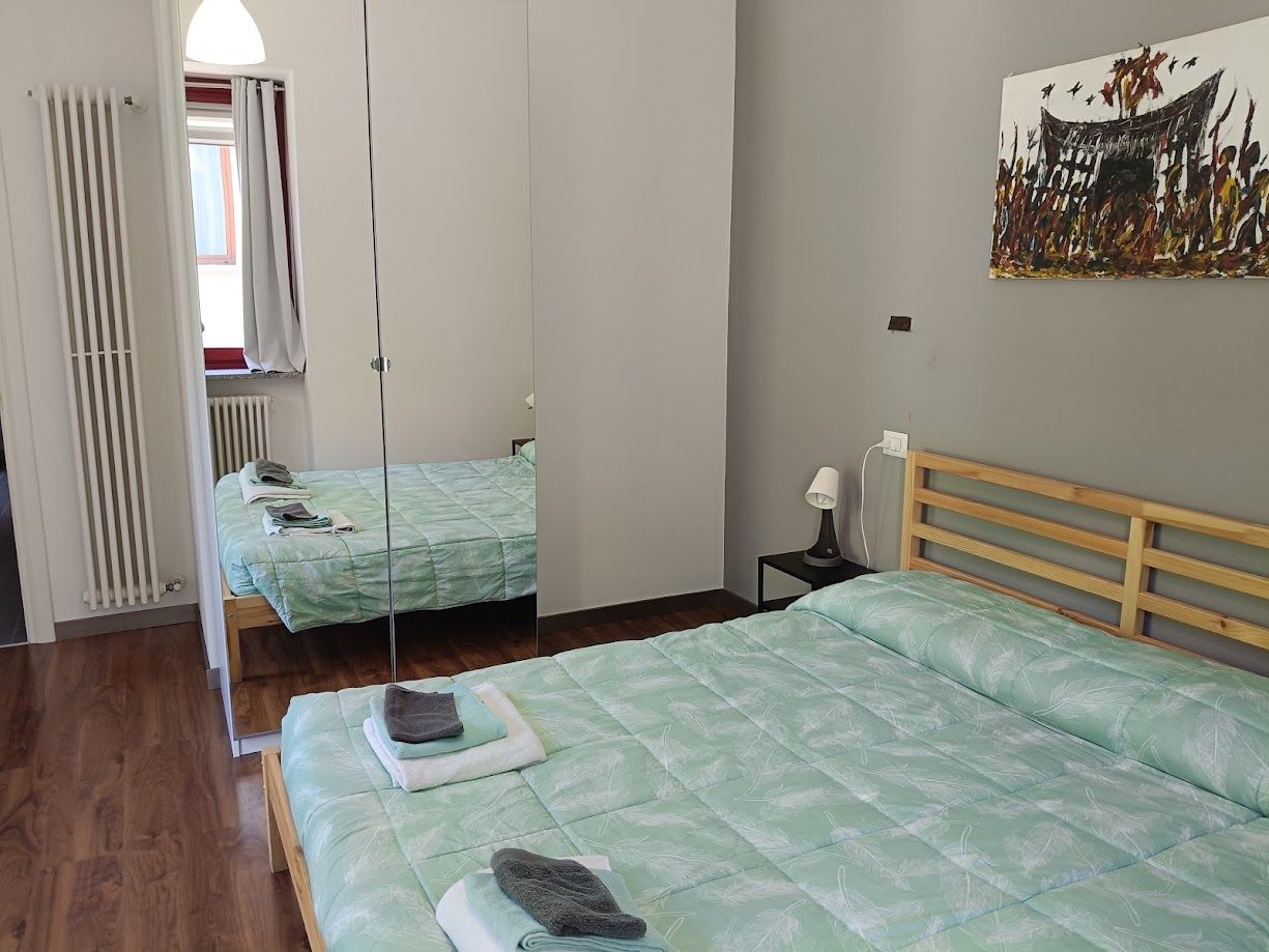 Chambre double avec grande armoire à miroir