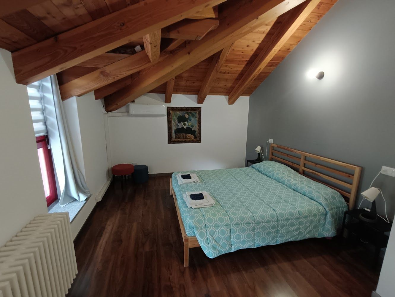 Chambre double avec tableau moderne et climatisation