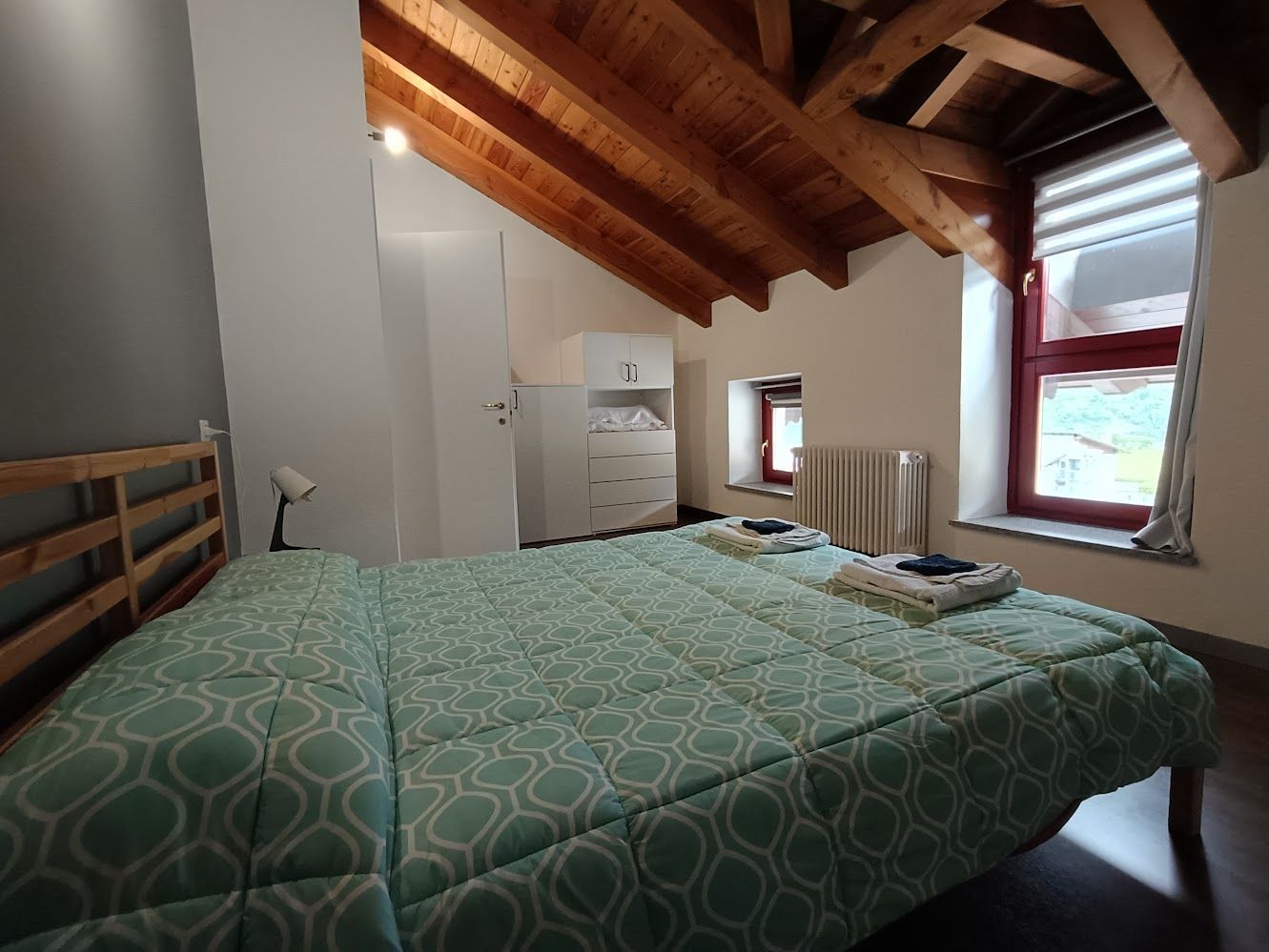 Chambre double avec mobilier moderne et plafond en bois