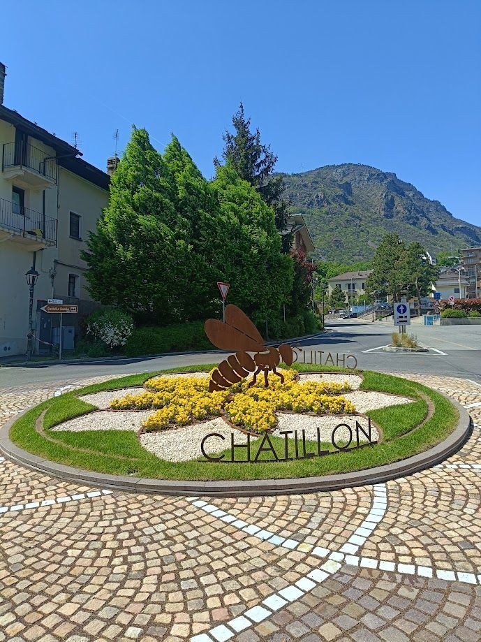 Scultura di api metalliche sulla rotonda di Châtillon, simbolo della Sagra del Miele.