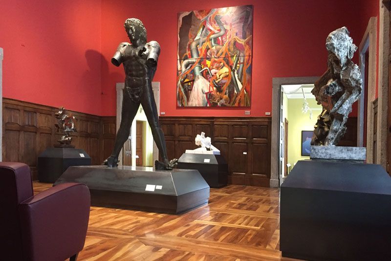 Interni del museo del Castello Gamba con opere della collezione permanente di arte moderna e contemporanea italiana visitabile a Châtillon in Valle d'Aosta.