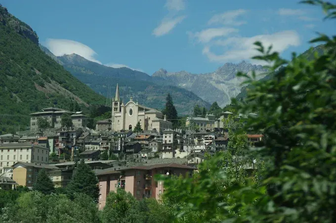 Panorama di Châtillon con il centro abitato e le montagne della Valle d’Aosta sullo sfondo.