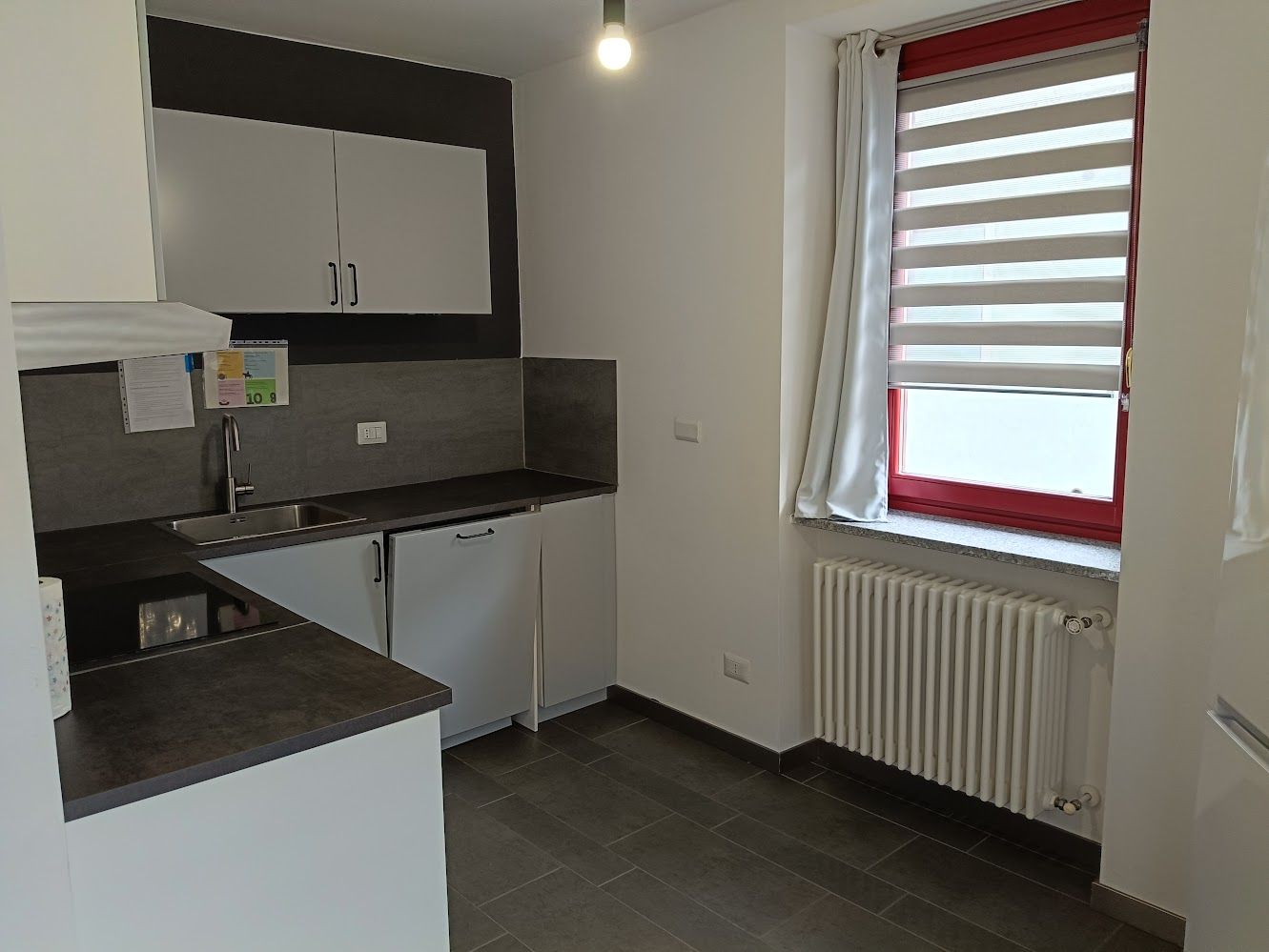 Cuisine équipée avec four, plaque à induction et vaisselle