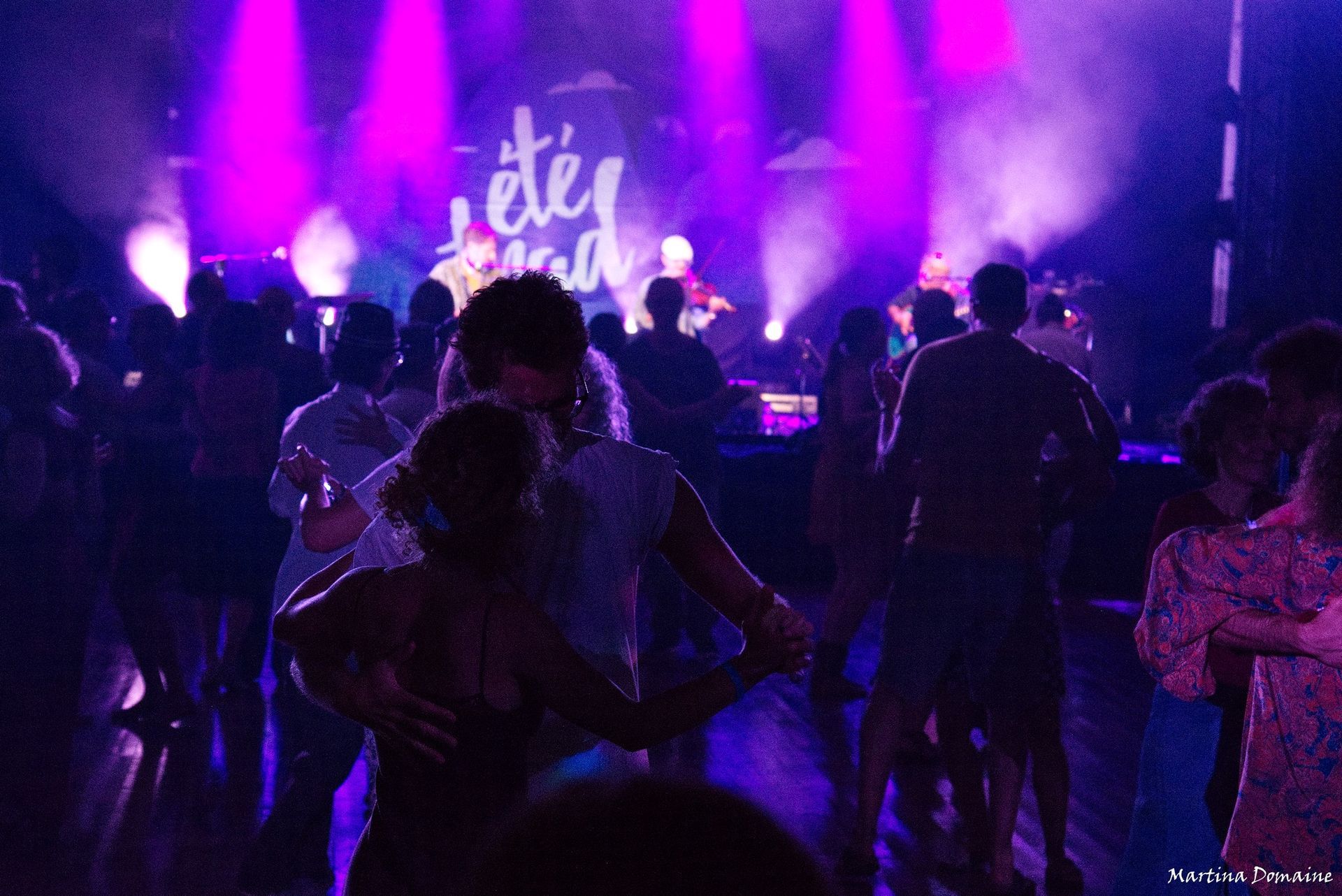 People dancing outdoors at Ététrad, with Fénis Castle in the background