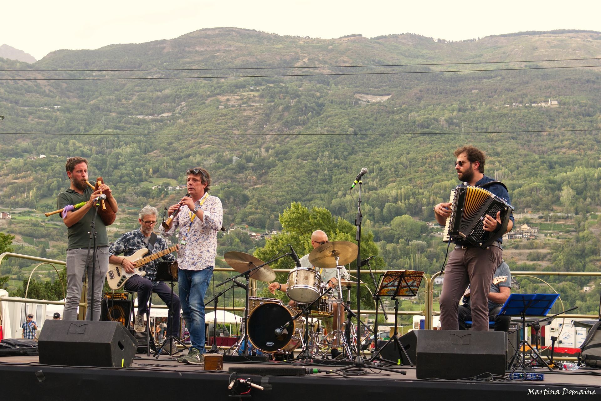 International folk musicians playing in the Alps during Ététrad Festival