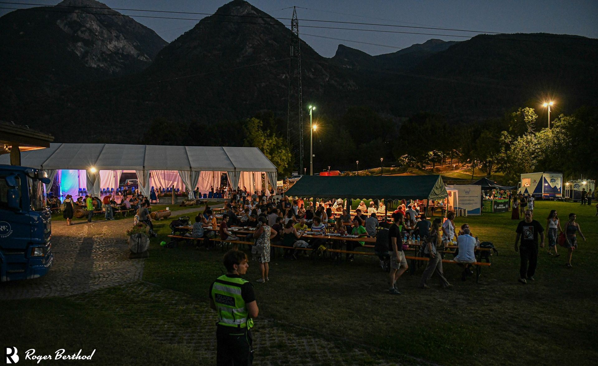 Vue extérieure du festival Etétrad avec visiteurs et stands artisanaux