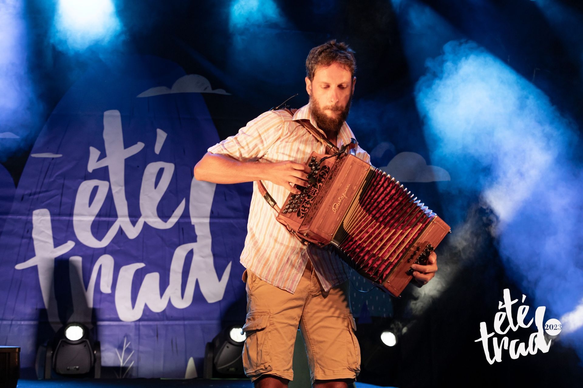 Live traditional music performance at Ététrad Festival in Fénis