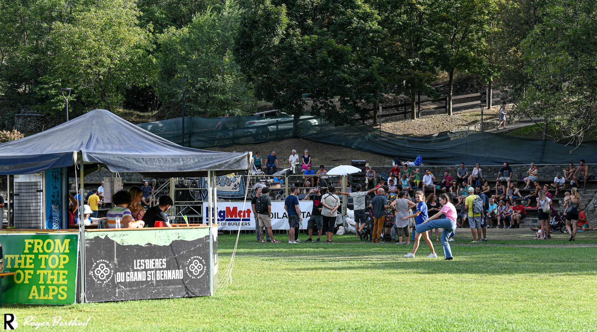 Public déambulant entre les stands du festival Etétrad à Fénis