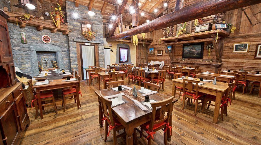 Sala interna in pietra e legno della Locanda Il Cervino a Châtillon, tipico ambiente valdostano accogliente