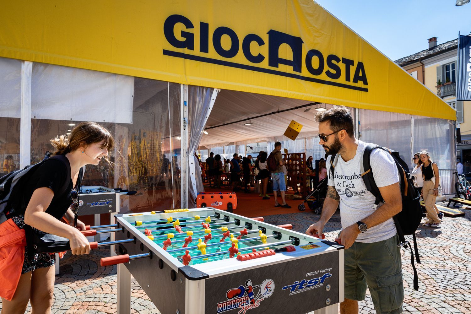 Giocatori sfidano a calcio balilla in un torneo durante GiocAosta