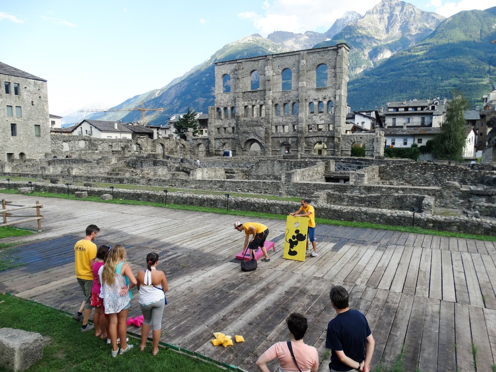 Persone che giocano a giochi di abilità durante GiocAosta all’anfiteatro romano di Aosta
