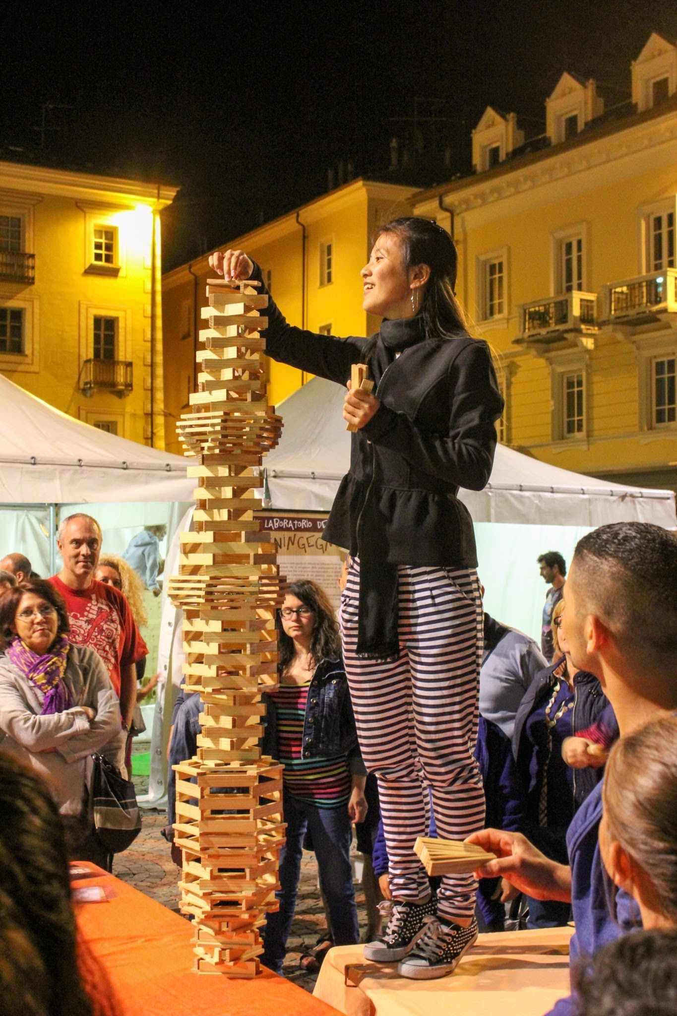  Bambini e adulti impegnati in giochi di equilibrio all'aperto a GiocAosta