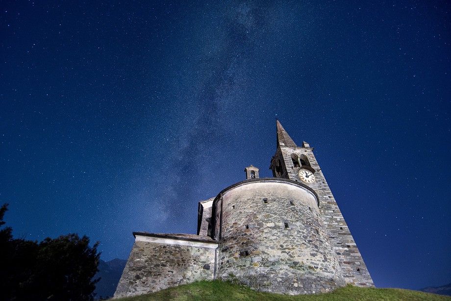 La Chiesa di San Maurizio a Moron, frazione di Saint-Vincent, illuminata sotto un cielo stellato sul