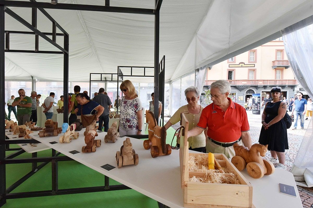 Stand di artigianato tradizionale con prodotti fatti a mano ad Aosta