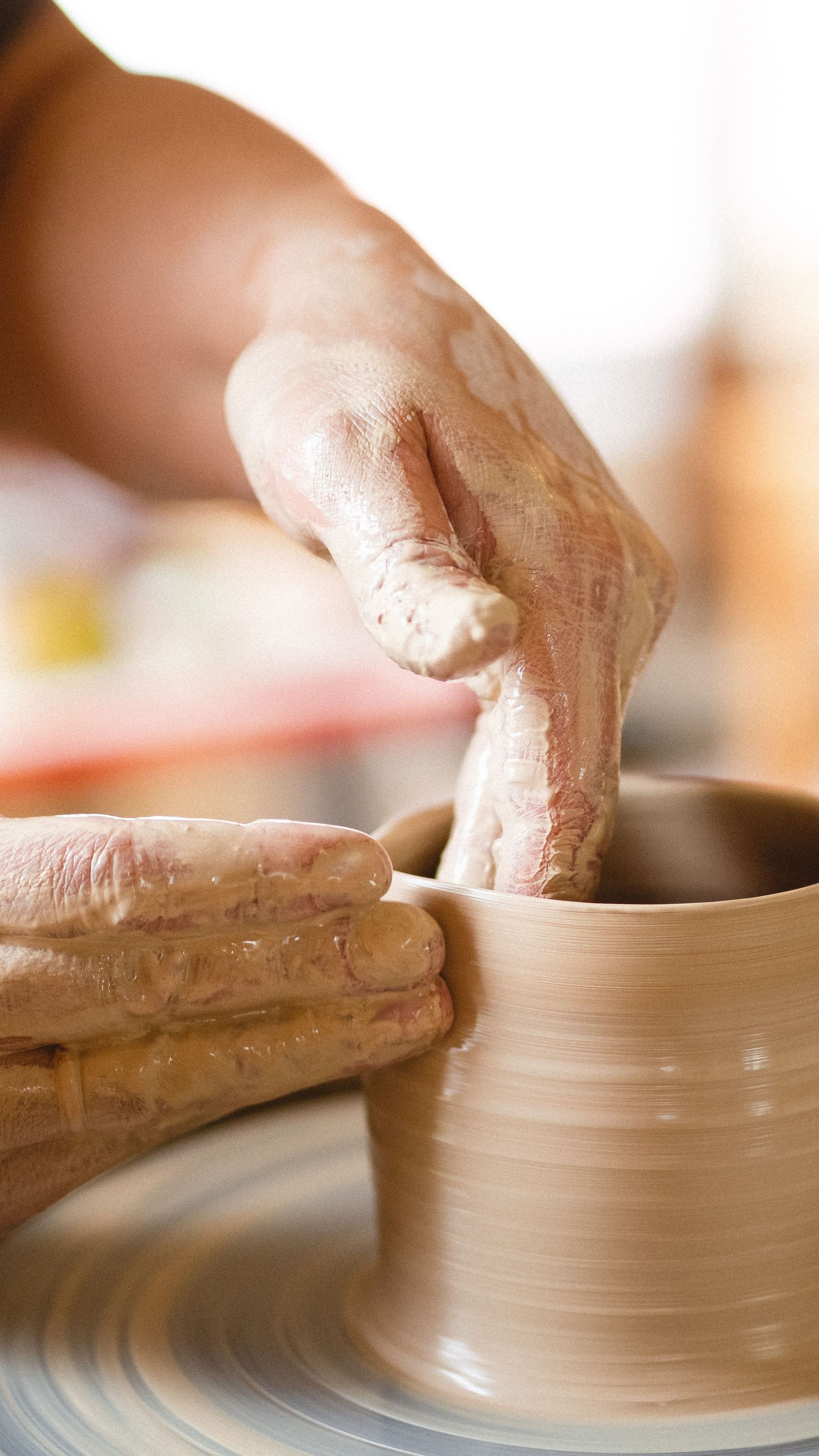 Laboratorio creativo di ceramica durante la Festa Patronale di Châtillon, tra argilla, colori e attività artistiche all'aperto.