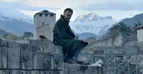 Riprese della serie Rocco Schiavone ad Aosta, con l’attore protagonista tra le antiche rovine romane della città.