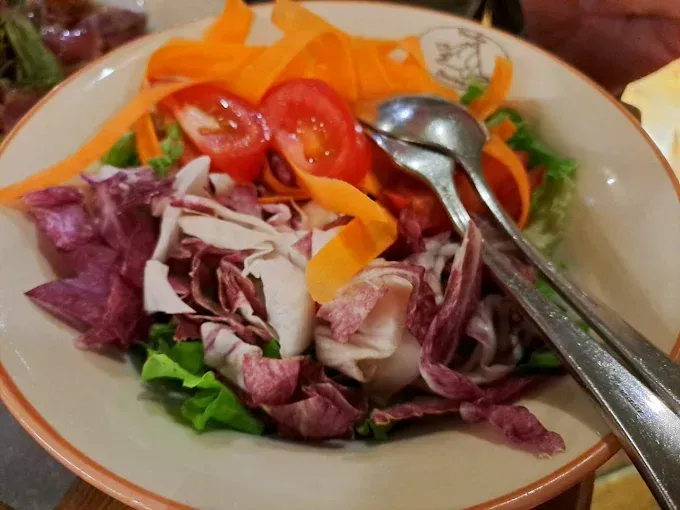 Insalata fresca con ingredienti di stagione alla Locanda Il Cervino, opzione leggera a Châtillon in Valle d’Aosta