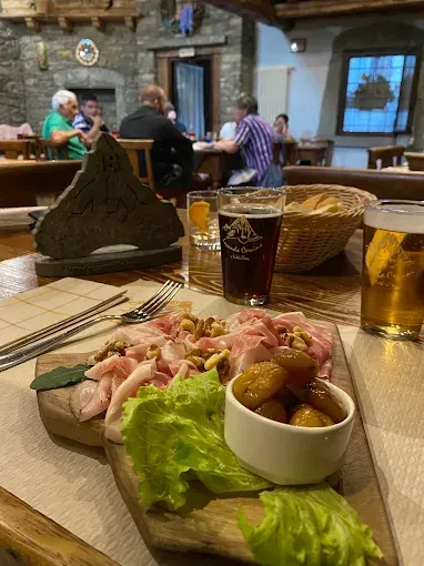 Tagliere di lardo con castagne al miele alla Locanda Il Cervino, specialità valdostana a Châtillon