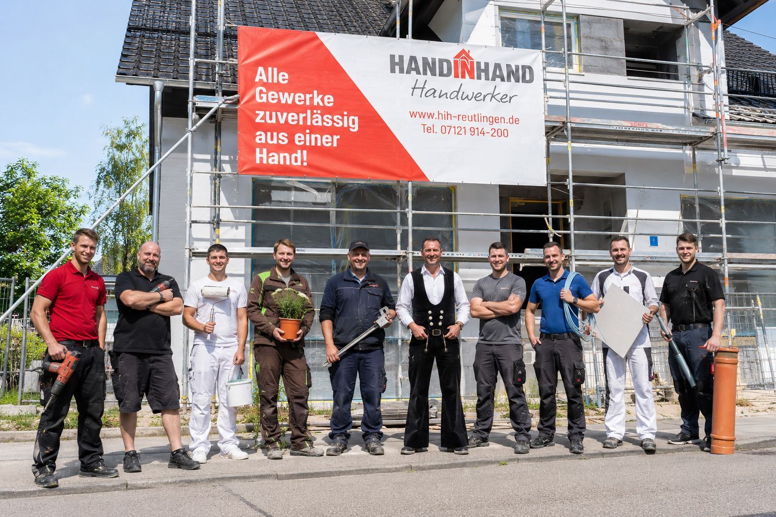Eine Gruppe von Menschen steht während einer Kundgebung vor einem Gebäude mit einem großen weiß-roten Banner.