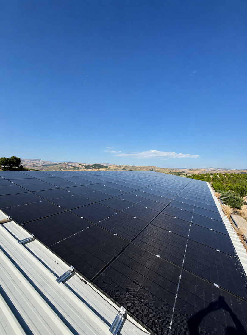 Impianto fotovoltaico installato su tetto residenziale a Mussomeli — Futura 3000 srl