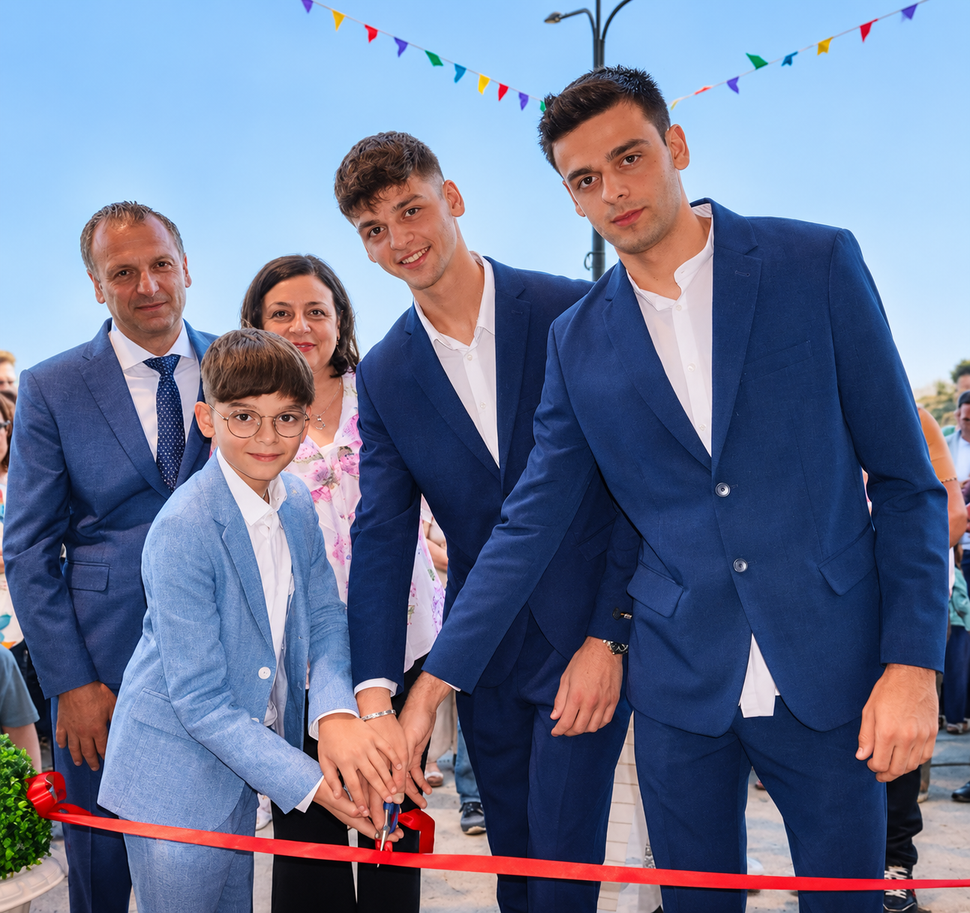 Il team della famiglia Frangiamore nello showroom Futura 3000 srl a Mussomeli