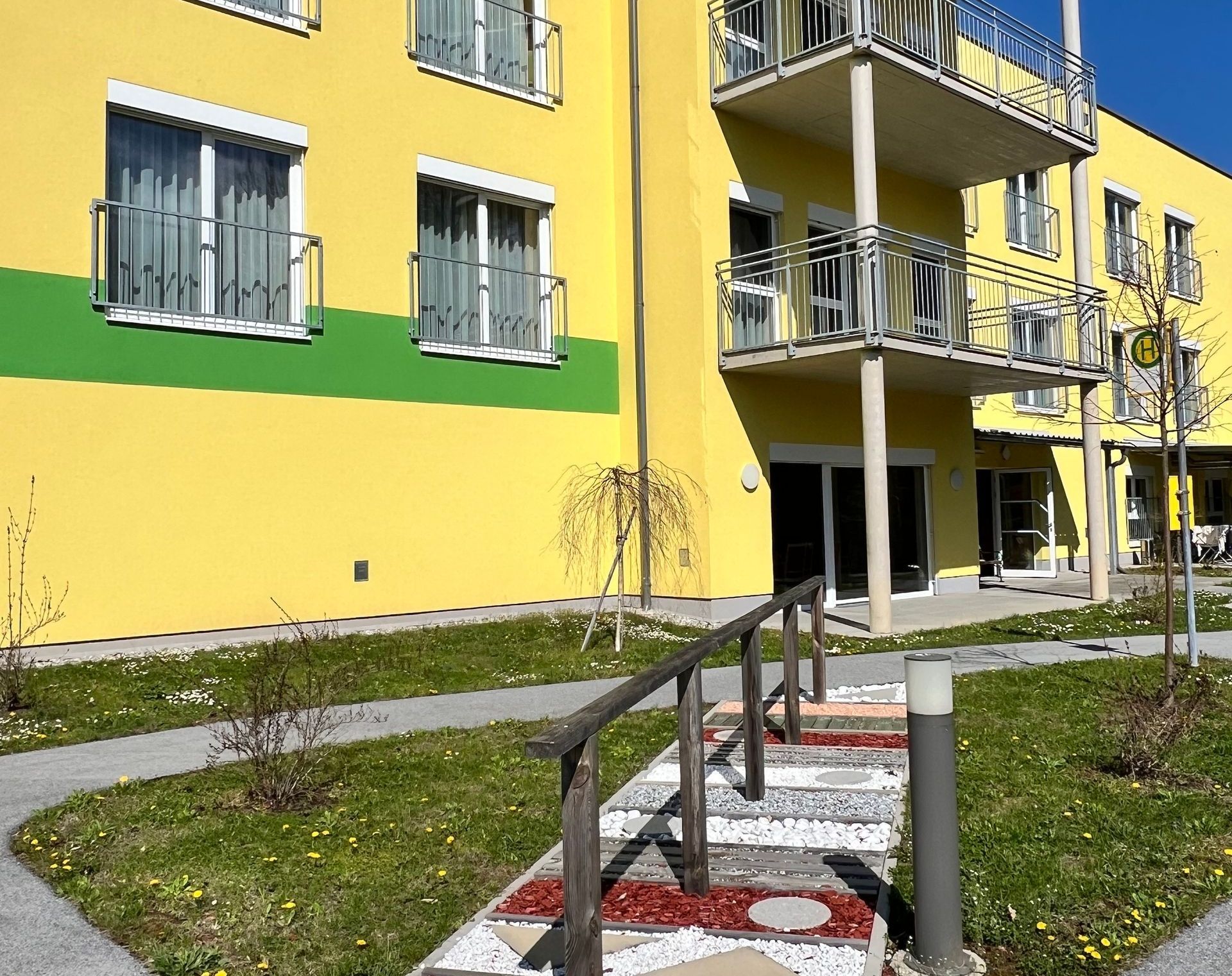 Ein gelb-grünes Gebäude mit Treppen, die hinaufführen