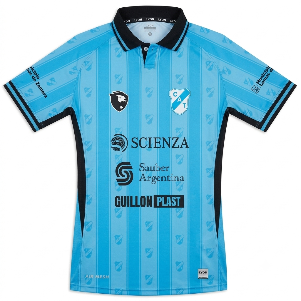 Camiseta de fútbol a rayas azul claro y negro con logotipos de patrocinadores y cuello tipo polo.