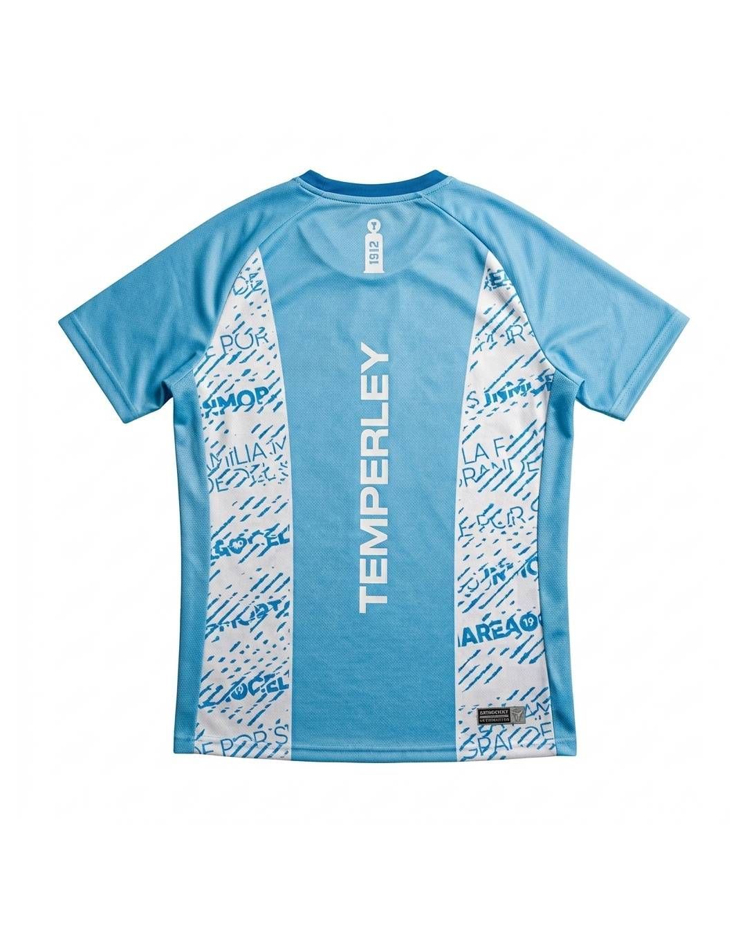 Camiseta deportiva azul con paneles laterales estampados en blanco y mangas cortas sobre fondo blanco.