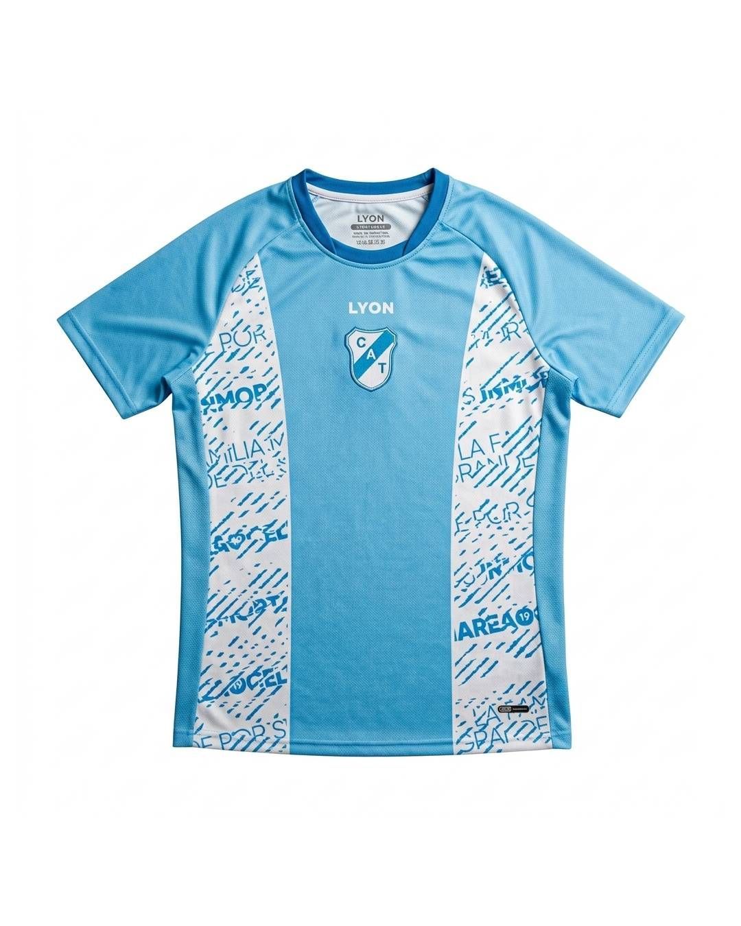Camiseta deportiva azul con paneles laterales estampados en blanco y mangas cortas sobre fondo blanco.