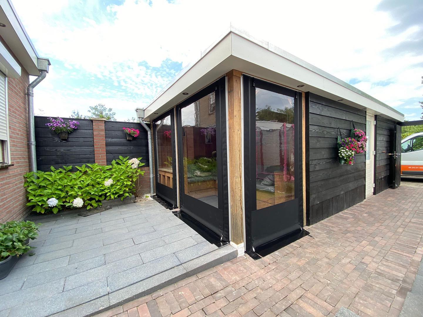 verandazeil in de kleur antraciet geplaatst op een houten veranda
