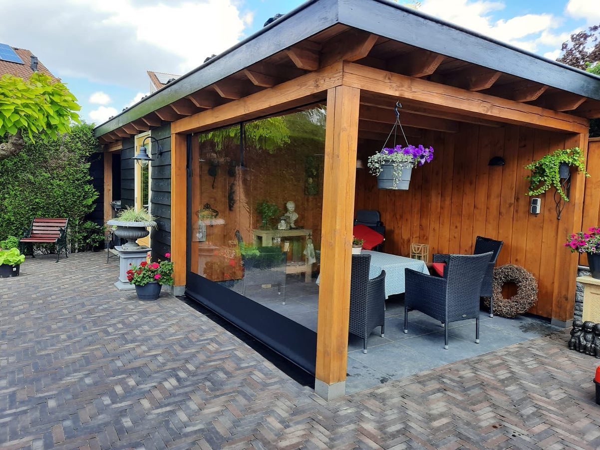 houten veranda met zeilen opmaat in de kleur antraciet