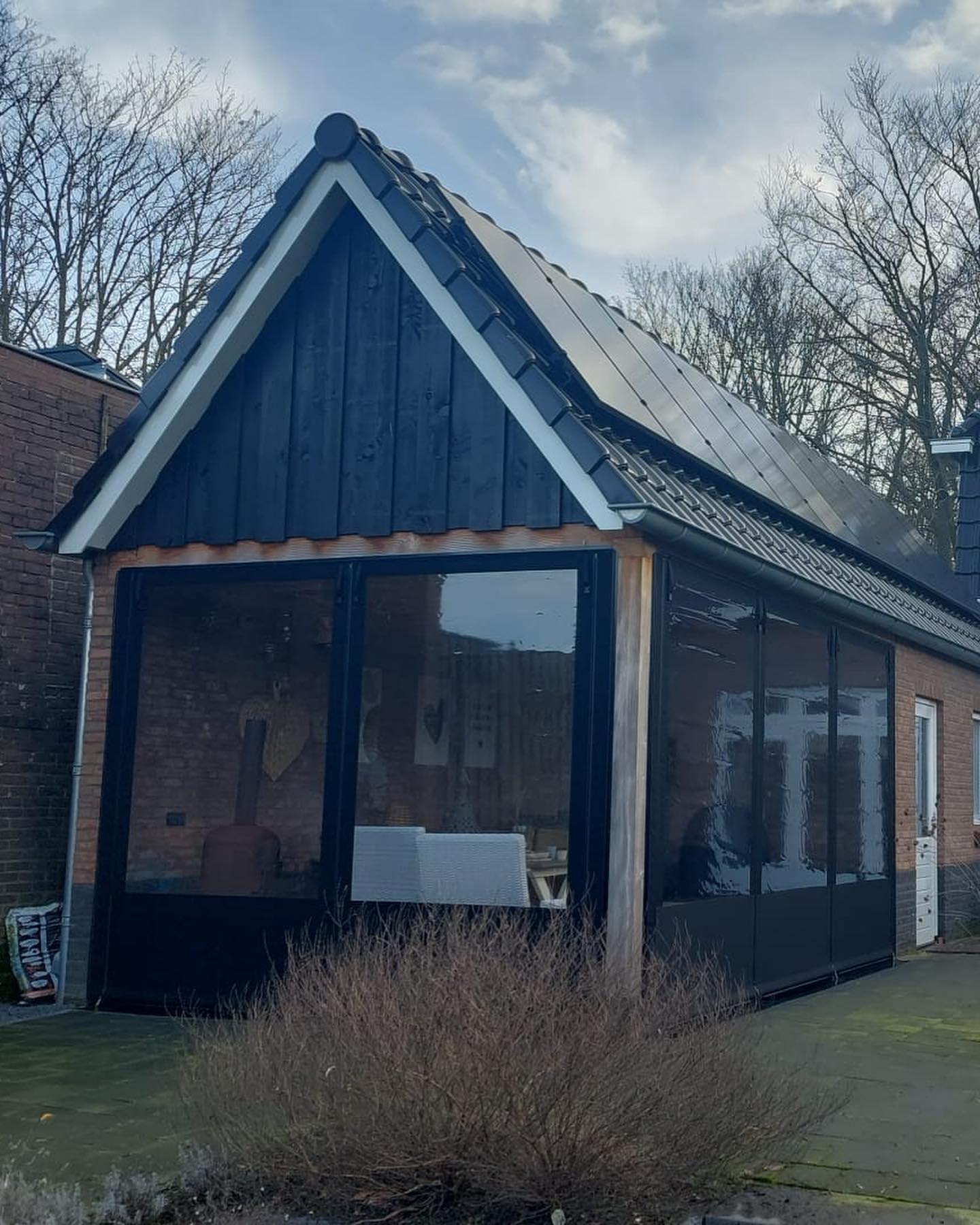 houten tuinhuis met verandazeilen op maat