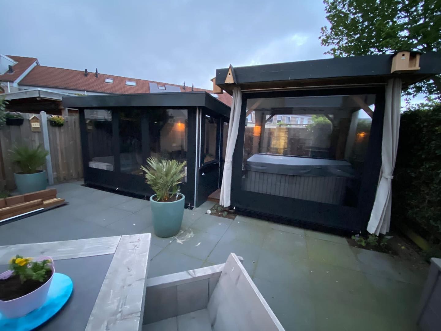 Veranda met jacuzzi voorzien van oprolbare zeilen