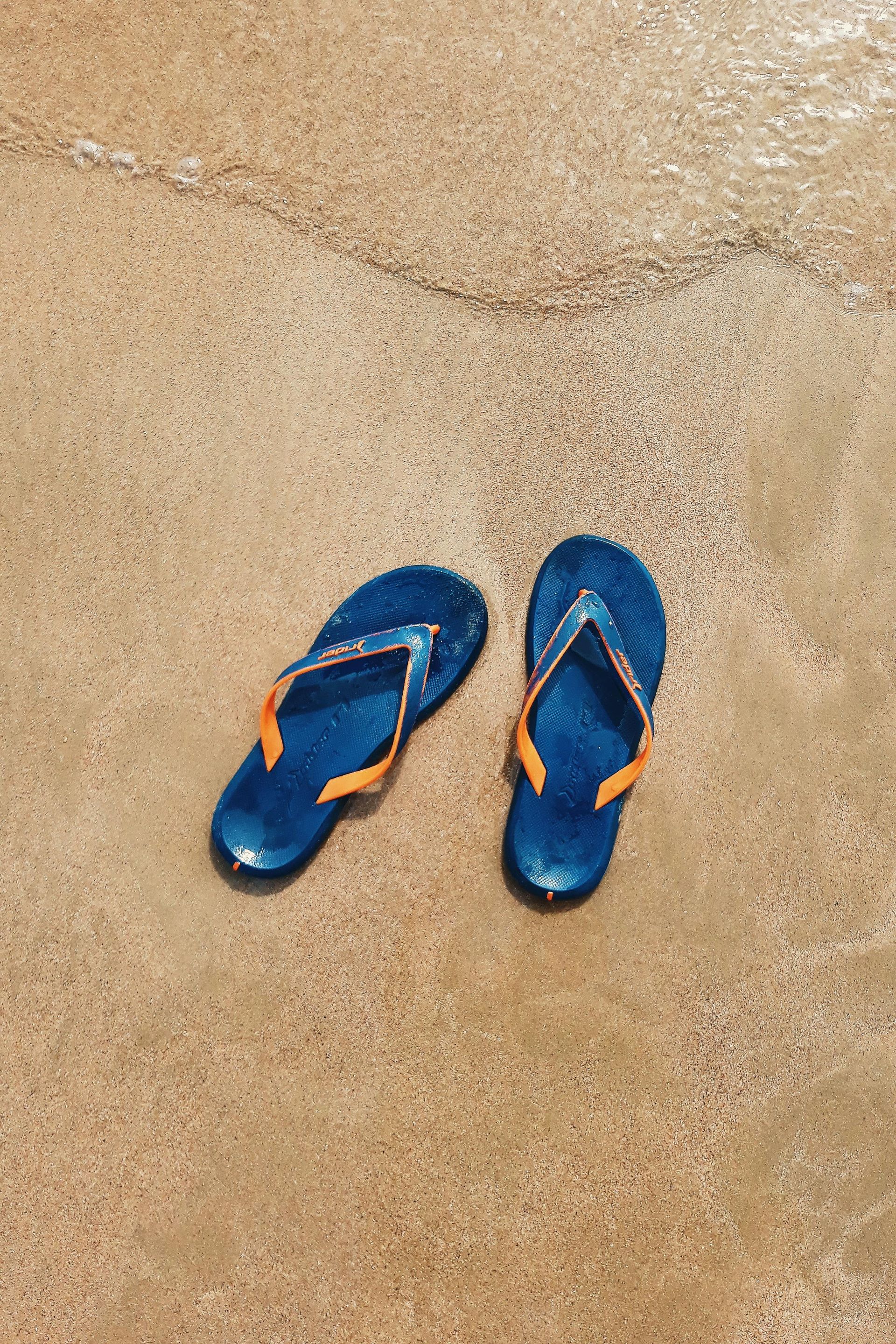 © Shutterstock slippers op gaspedaal