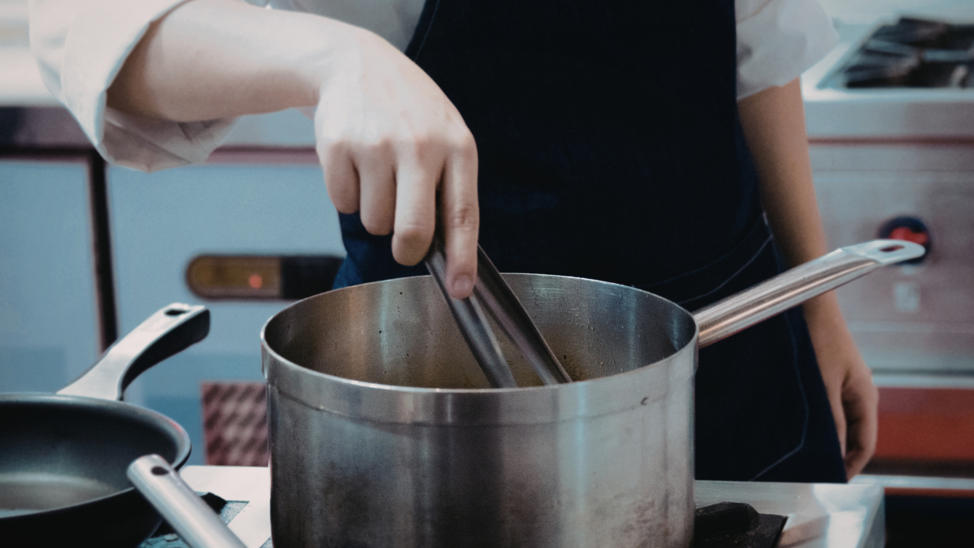 smooth sauce texture in commercial kitchen using food stabilizers