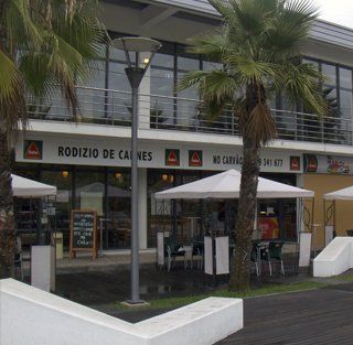 Um prédio com uma placa que diz rodízio de carnes