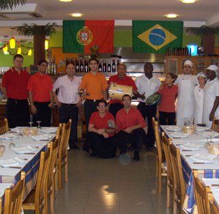 Um grupo de pessoas posando para uma foto em um restaurante